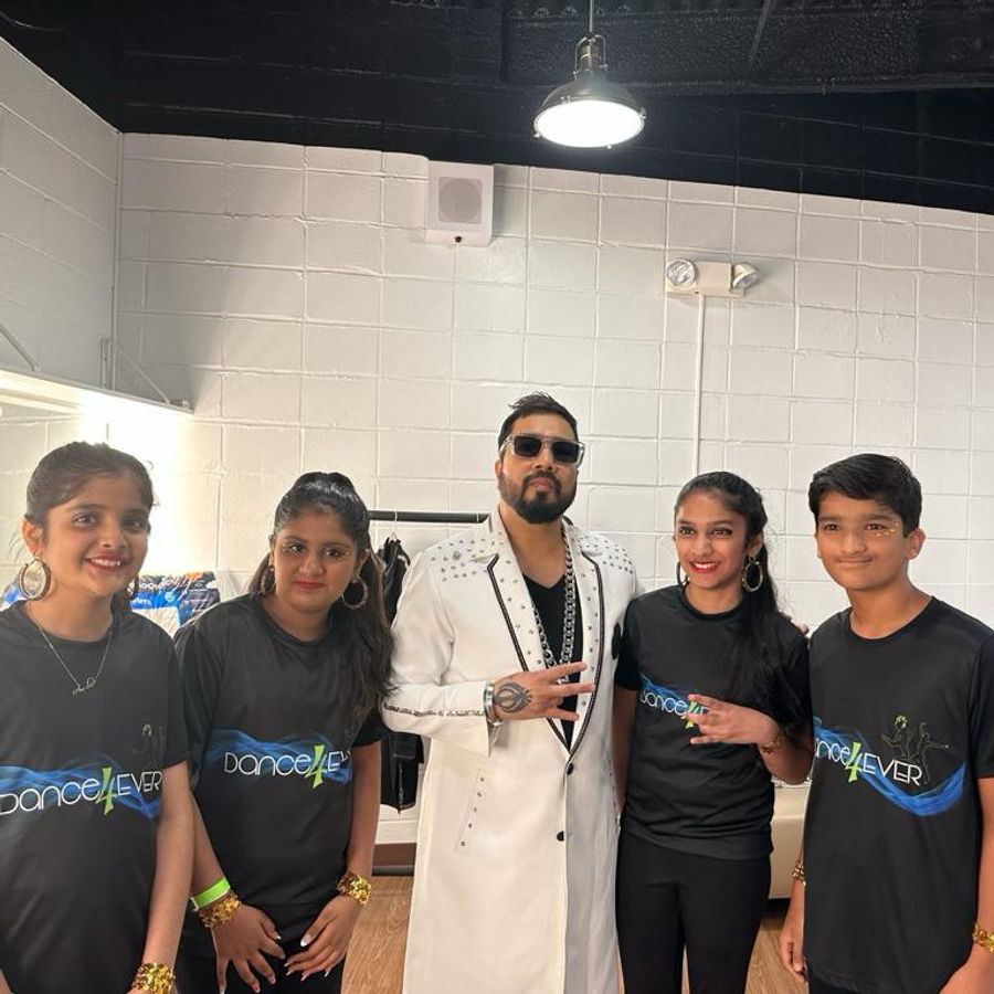 Dance4Ever students with Mika Singh backstage